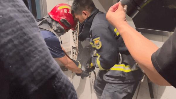 惊险！8岁男孩从25楼坠入烟囱