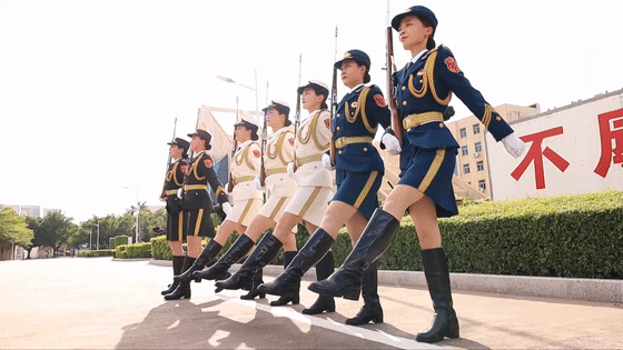 驻港部队仪仗兵的训练有多苦？女兵两个月就踢坏一双鞋！