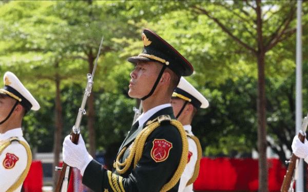 驻港部队仪仗兵的训练有多苦？女兵两个月就踢坏一双鞋！