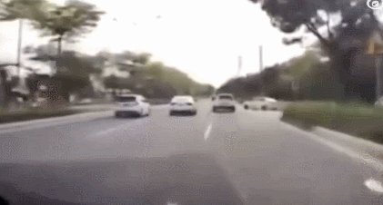 别人突然变道我好慌怎么办？老司机：让速不让道！