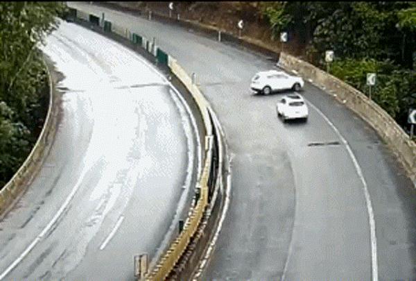 路面湿滑，谨防侧滑追尾！
