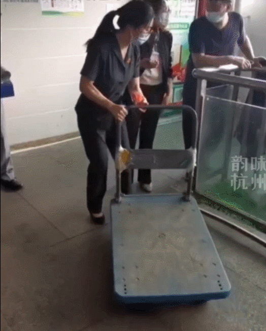 杭州93岁老人买菜摔倒,索赔16万!监控拍下揪心瞬间... 杭州93岁老人买菜摔倒,索赔16万!监控拍下揪心瞬间...