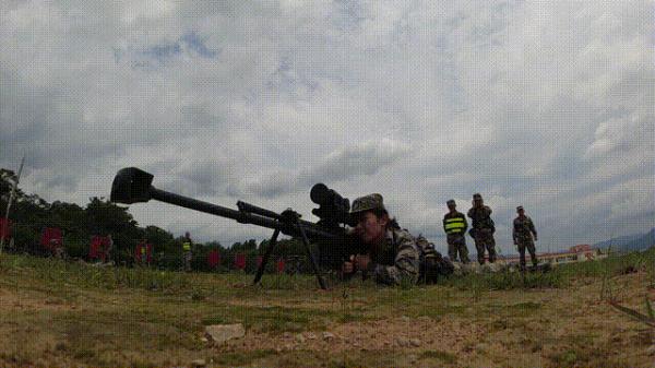 飒！这个女狙击手火了！