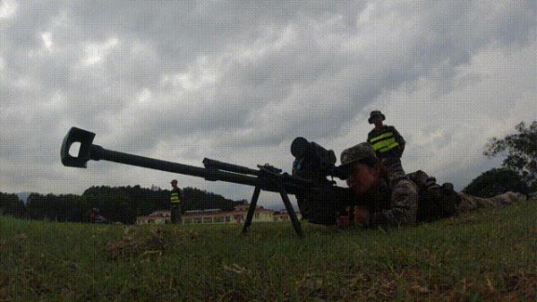 飒！这个女狙击手火了！