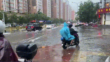 过去1小时，山东降下440个大明湖！多地仍有大到暴雨，今天你迟到了吗？