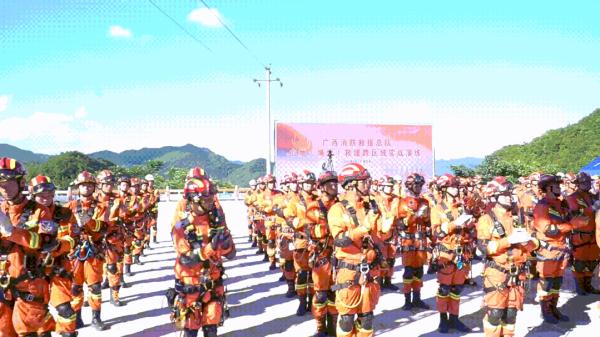 天坑悬崖之上，一场山地极速“救援”令人热血沸腾！