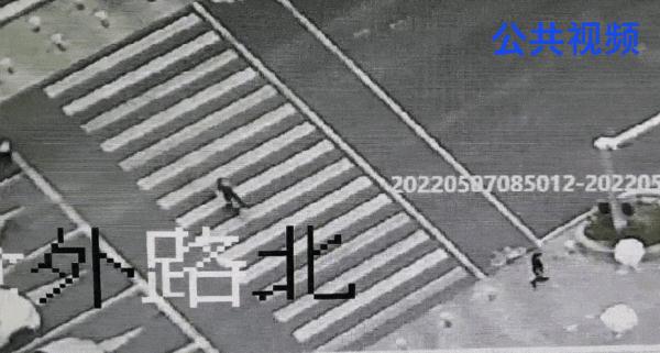 学生从公交站台突然蹿出，一头撞上电动车！应对危险盲区，牢记这样做