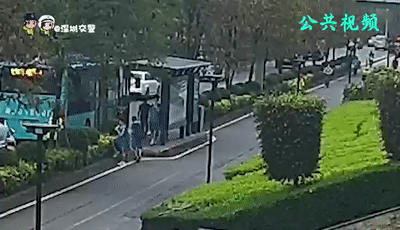 学生从公交站台突然蹿出，一头撞上电动车！应对危险盲区，牢记这样做
