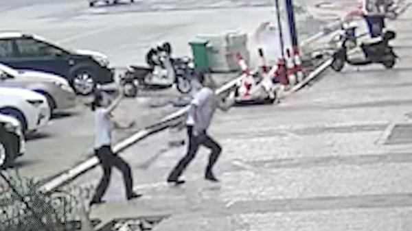 幼童从楼上跌落，他们徒手接住了！最新后续来了