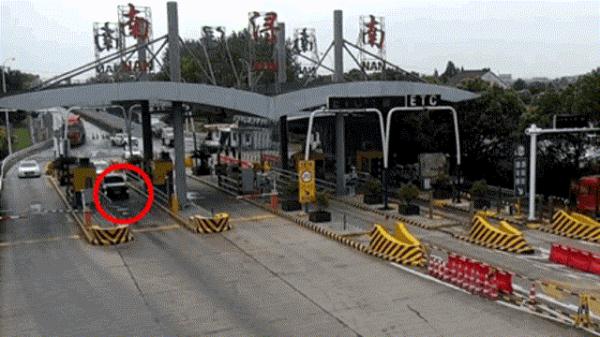 心惊肉跳！12岁男孩开车在高速上狂飙100多公里…