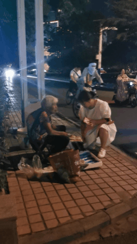 小伙买菜后掉头就走，老奶奶一路狂追……