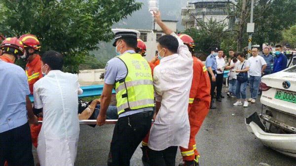 看着都疼！5根钢筋插入2名乘客身体！