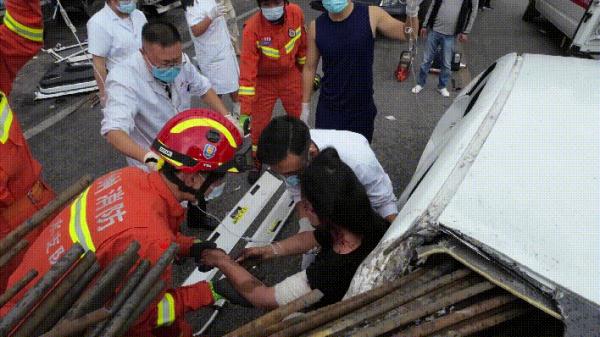 看着都疼！5根钢筋插入2名乘客身体！