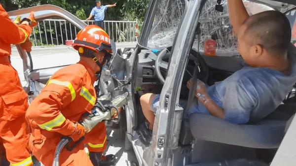 看着都疼！5根钢筋插入2名乘客身体！