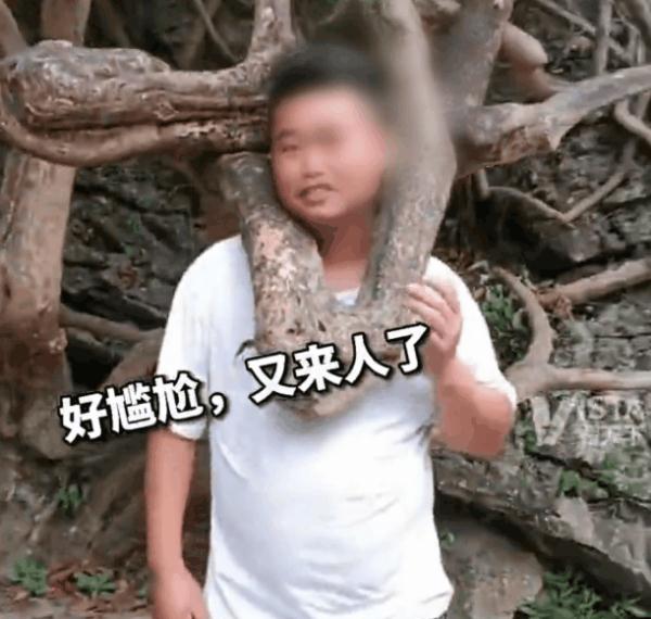 好奇女孩手钻“牛角尖”!镇定描述被卡瞬间 好奇女孩手钻“牛角尖”!镇定描述被卡瞬间