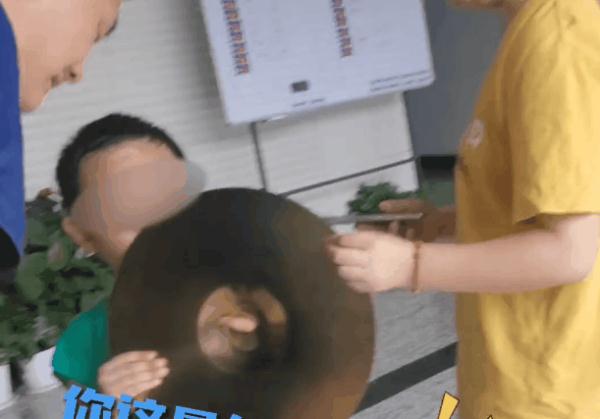 好奇女孩手钻“牛角尖”!镇定描述被卡瞬间 好奇女孩手钻“牛角尖”!镇定描述被卡瞬间