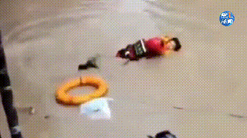 紧急救援!延安暴雨,洪水没过胸口,消防员死死抱住孩子…… 紧急救援!延安暴雨,洪水没过胸口,消防员死死抱住孩子……