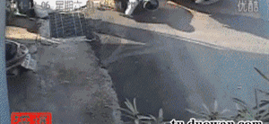 贵州一女子不戴头盔搭乘多名人员，发视频挑衅：交警会请我吃饭？交警：安排！