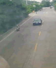 贵州一女子不戴头盔搭乘多名人员，发视频挑衅：交警会请我吃饭？交警：安排！