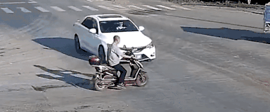 贵州一女子不戴头盔搭乘多名人员，发视频挑衅：交警会请我吃饭？交警：安排！