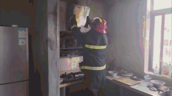 女子接听电话忘关火,抽油烟机成“吸火机”! 女子接听电话忘关火,抽油烟机成“吸火机”!