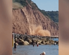 英国海岸一处悬崖坍塌坠海 高温天气致岩石开裂