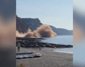 英国海岸一处悬崖坍塌坠海 高温天气致岩石开裂