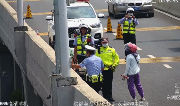 好险！就在洪都高架快速路！幸好……