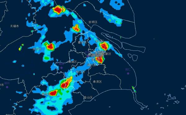暴雨大风拦住了上海第7个40℃，网友：天都要劈开了！