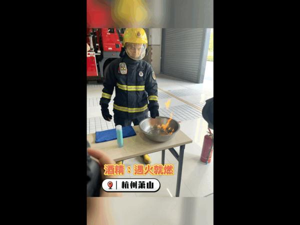 吓人！爸爸出门前帮孩子喷这东西，竟引发爆燃！