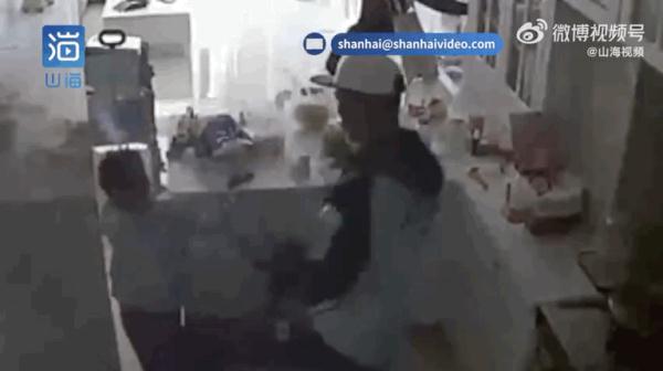 吓人！爸爸出门前帮孩子喷这东西，竟引发爆燃！