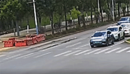 男子骑单车被小车撞飞！不仅要负全责，还要赔偿小车10万
