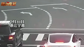 惊！小孩探头出天窗，家长：一个人开车，没法约束......