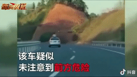 惊！小孩探头出天窗，家长：一个人开车，没法约束......