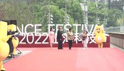 一家三口走红毯,他们共同的身份是…… 一家三口走红毯,他们共同的身份是……