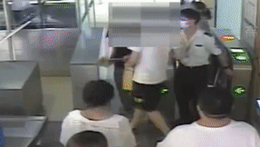 男子拒不扫码还打安检员？拘留！女子两次持场所码截图欲进地铁站？罚！