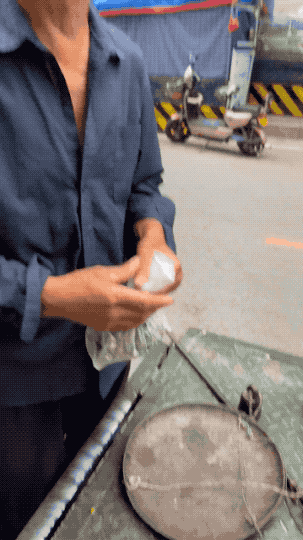 “送你的，不要钱！”蓝田一早市女孩和摆摊爷爷闲聊几句，没想到…