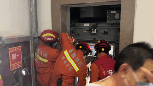 电梯故障导致18人被困，有窒息风险