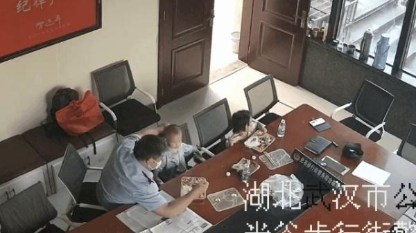 “吃饭饭,喝奶奶”,这位辅警奶爸有点甜! “吃饭饭,喝奶奶”,这位辅警奶爸有点甜!