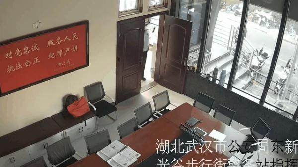 “吃饭饭,喝奶奶”,这位辅警奶爸有点甜! “吃饭饭,喝奶奶”,这位辅警奶爸有点甜!