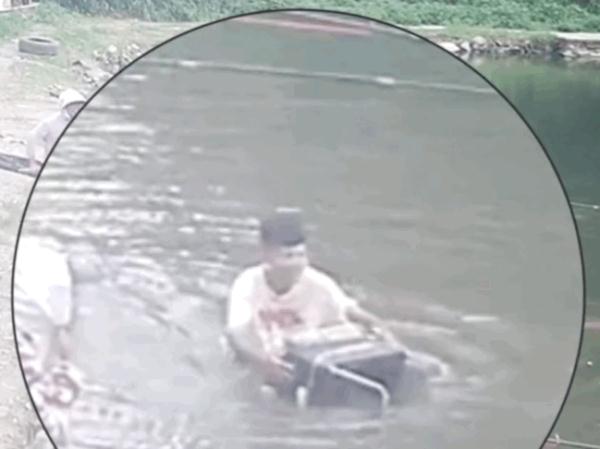 冲上热搜!男子钓鱼反被鱼拉下水... 冲上热搜!男子钓鱼反被鱼拉下水...