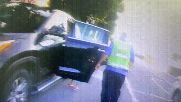 女司机在高架桥上突然停车?!交警:不罚 女司机在高架桥上突然停车?!交警:不罚