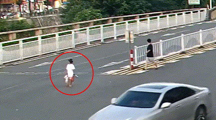 女司机在高架桥上突然停车?!交警:不罚 女司机在高架桥上突然停车?!交警:不罚