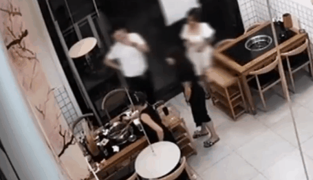 为博眼球咬爆打火机？快停手！
