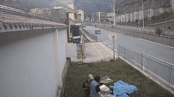 暖心一幕!在部队营区门口,武警官兵协助孕妇生产…… 暖心一幕!在部队营区门口,武警官兵协助孕妇生产……