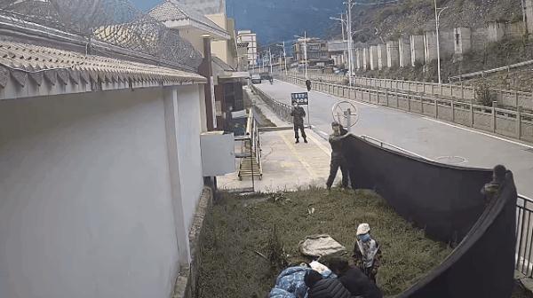 暖心一幕!在部队营区门口,武警官兵协助孕妇生产…… 暖心一幕!在部队营区门口,武警官兵协助孕妇生产……