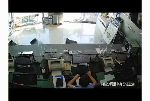 有人拍下了民警的警号，拨打了12345……