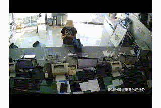 有人拍下了民警的警号，拨打了12345……