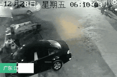 上厕所抽烟吗？他家瞬间炸了！