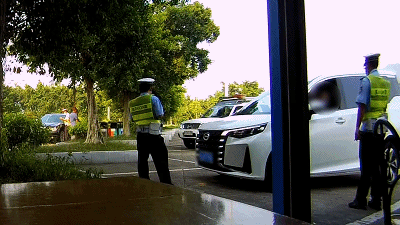 男子着急赶回家，穿人字拖竟把车开到151km/h！直接触发报警……